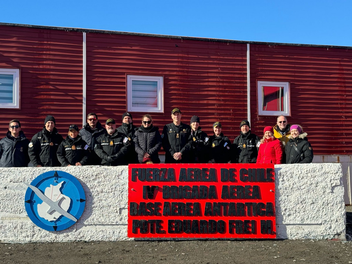 Visita a la base au00e9rea antu00e1rtica Presidente Eduardo Frei Montalva de la FACh Firma Embjadora Karolina Guay