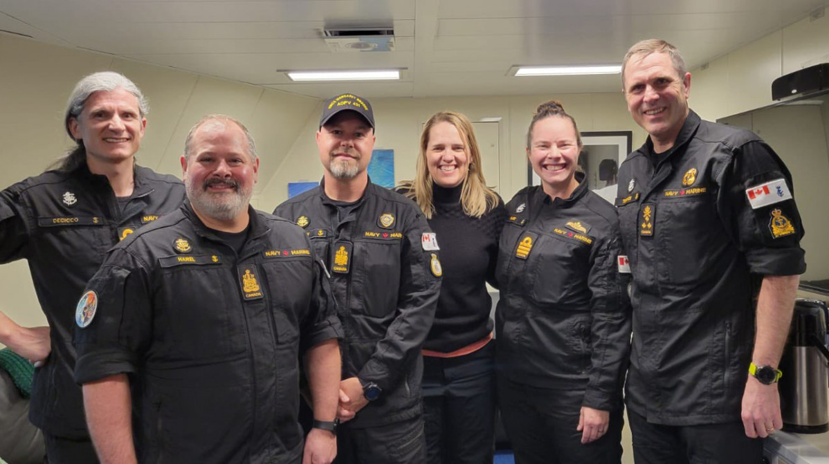El vicealmirante Angus Topshee y la embajadora de Canadu00e1 en Chile junto a la comandante Teri Share y  tripulantes HMCS Margaret Brooke del Firma Embajadora Karolina Guay
