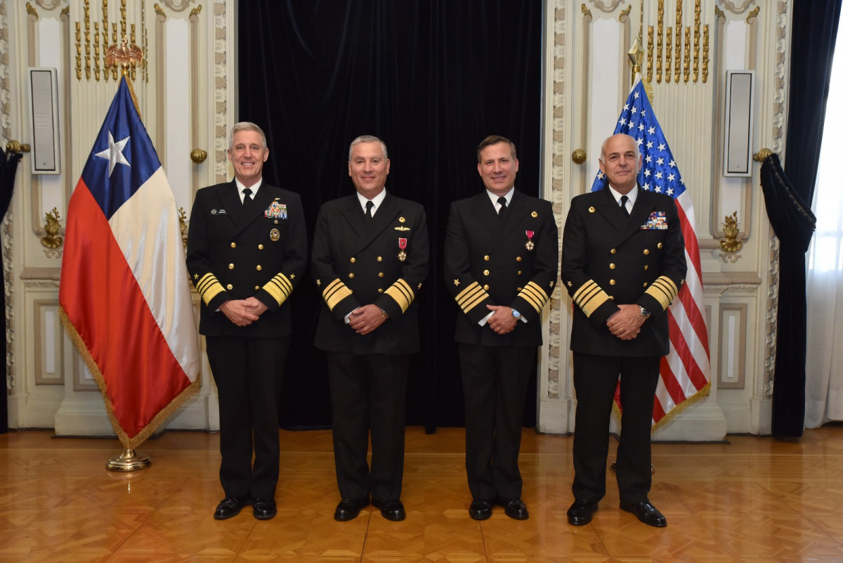 Almirante Koehler vicealmirante José Luis Fernández almirante Juan Andrés De la Maza y capitán de navío Fernando Méndez Firma Armada de Chile
