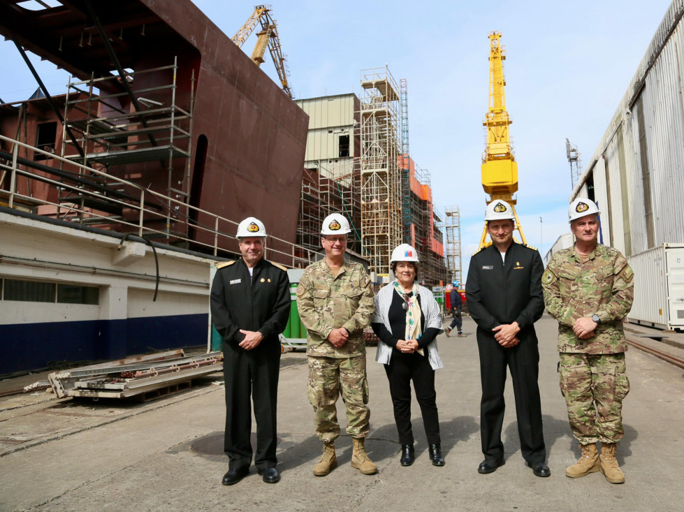 La ministra Delpiano en la grada de construcción con el primer buque multipropósito del proyecto Escotillón IV Firma Ministerio de Defensa Nacional de Chile