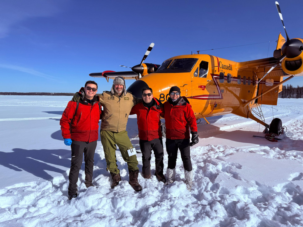Pilotos del Grupo de Aviación N°6 operando con el 440 Transport Squadron en Canadá Firma FACh