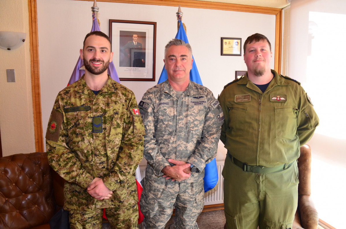 El comodoro Francisco Ramu00edrez junto a los integrantes de la RCAF que comienzan el intercambio en el Grupo de Aviaciu00f3n Nu00b06 Firma FACh