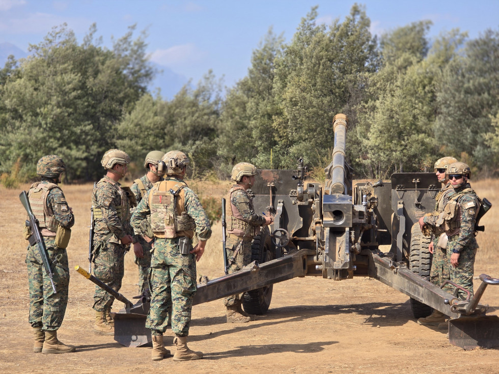 Alumnos de la Escuela de Artillería con un obús remolcado NA M 101 de 105 mm Firma Ejército de Chile