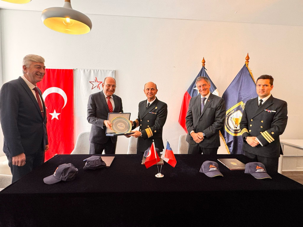 Ejecutivo de Havelsan entrega una placa de la empresa al director general de Proyectos Investigaciu00f3n y Desarrollo de la Armada de Chile contraalmirante Alberrto Guerrero  Firma Havelsan