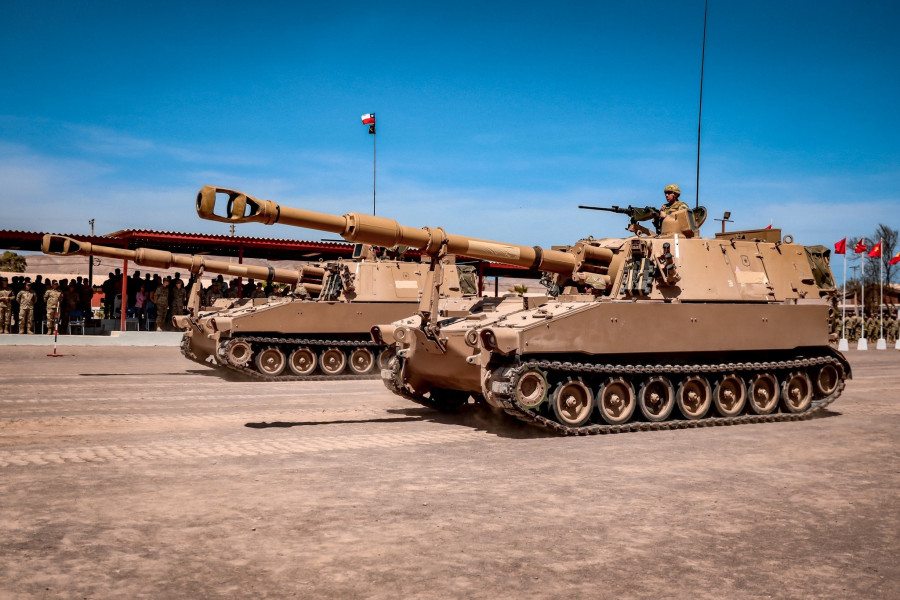 Desfile de carros M109 en la ceremonia del 129° aniversario del Grupo de Artillería N°4 Miraflores Firma 1 Brigada Acorazada Coraceros del Ejército de Chile