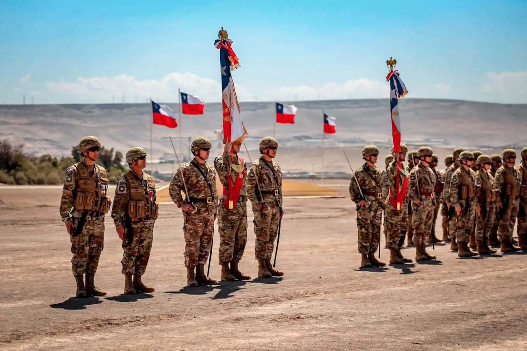 Estandartes en la ceremonia de conmemoraciu00f3n del 129u00b0 aniversario del Grupo de Artilleru00eda Nu00b04 Miraflores Firma 1 Brigada Acorazada Coraceros del Eju00e9rcito de Chile