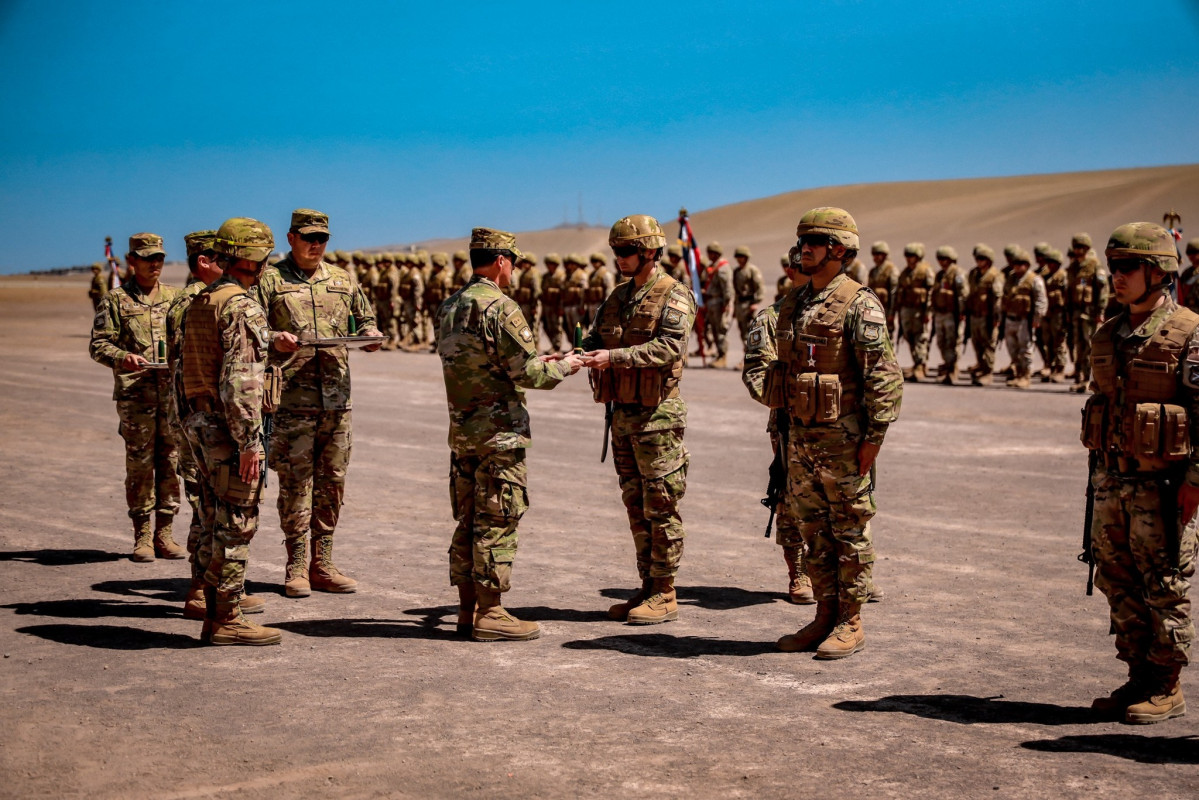 Entrega de reconocimientos a personal del Grupo de Artilleru00eda Nu00b04 Miraflores Firma 1 Brigada Acorazada Coraceros del Eju00e9rcito de Chile
