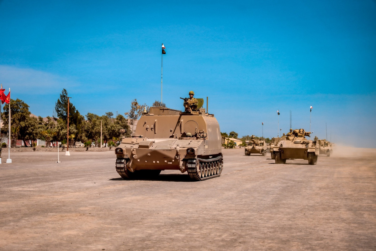 Carro de mando y control M108 enbezando el desfile del escalu00f3n  de vehu00edculos acorazados Firma  1 Brigada Acorazada Coraceros del Eju00e9rcito de Chile