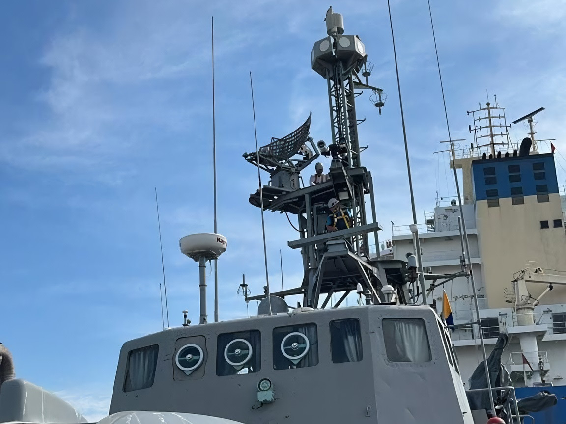 El nuevo radar RTN1 2D Fiura de Desa y el sistema de guerra electru00f3nica DMA 306AD de DTS fueron instalados en un mu00e1stil de mayor altura en la LAM 31 Casma Firma Diprida Armada de Chile 004