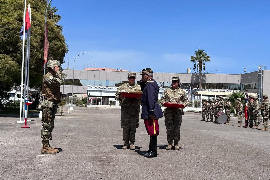 Entrega de reconocimiento del presidente de la Agrupaciu00f3n Histu00f3rica y Patrimonial Los Viejos Estandartes del Comandante Juan Josu00e9 San Martin al comandante del Grupo de Artilleru00eda Nu00b06 Dolores Firma Eju00e9rcito de Chile