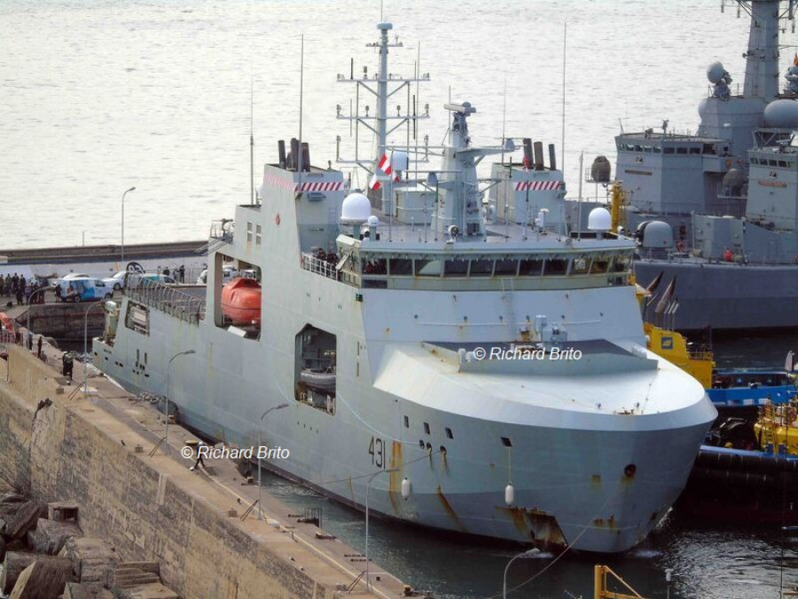 El buque de patrullaje ártico y oceánico HMCS Margaret Brooke (AOPV 431) de la Royal Canadian Navy en el molo de abrigo de Valparaíso Firma Richard Brito 002