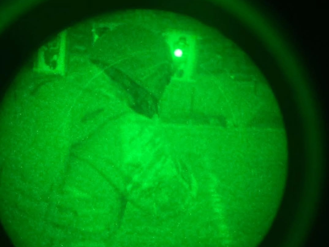 SLTP de la Compau00f1u00eda de Infanteru00eda Andina del Destacamento de Montau00f1a Nu00b03 Yungay en pru00e1ctica de tiro noctuno con puntero lu00e1ser Firma Eju00e9rcito de Chile