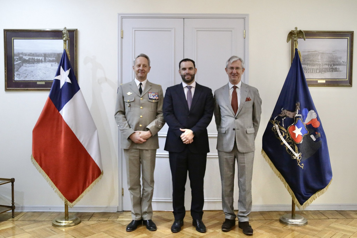General u00c9ric Peltier subsecretario Ricardo Montero y embajador Cyrille Rogeau Firma Subsecretaru00eda de Defensa de Chile