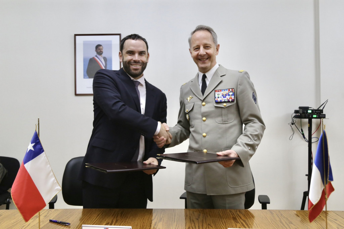 El subsecretario Ricardo Montero estrecha la mano del general u00c9ric Peltier de la Dgris de Francia tras la firma de las actas del XIII Diu00e1logo Estratu00e9gico Firma Subsecretaru00eda de Defensa de Chile