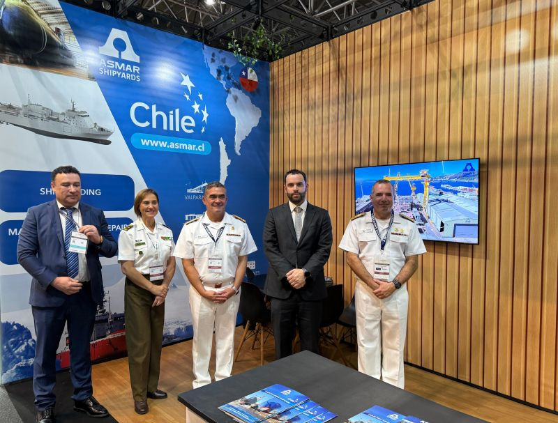 El vicealmirante Chávez y el contraalmirante Hernández en la visita del subsecretario Ricardo Montero al stand en LAAD 2025 Firma Asmar