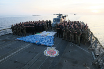 Estupefacientes ilegales incautados apilados en la cubierta de la fragata tipo 23 HMS Lancaster de la Marina Real Británica   CTF 150 CMF