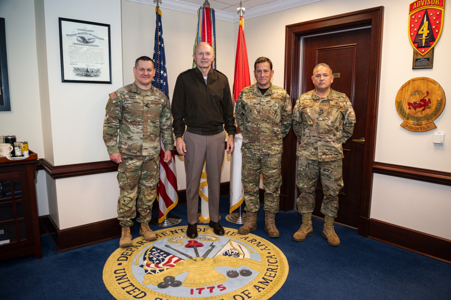 El general Iturriaga y el suboficial mayor René Alfaro junto al jefe del Estado Mayor del United States Army general Randy George Firma Arsouth