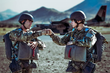 Paracaidistas con equipo de salto Firma Ejército de Chile