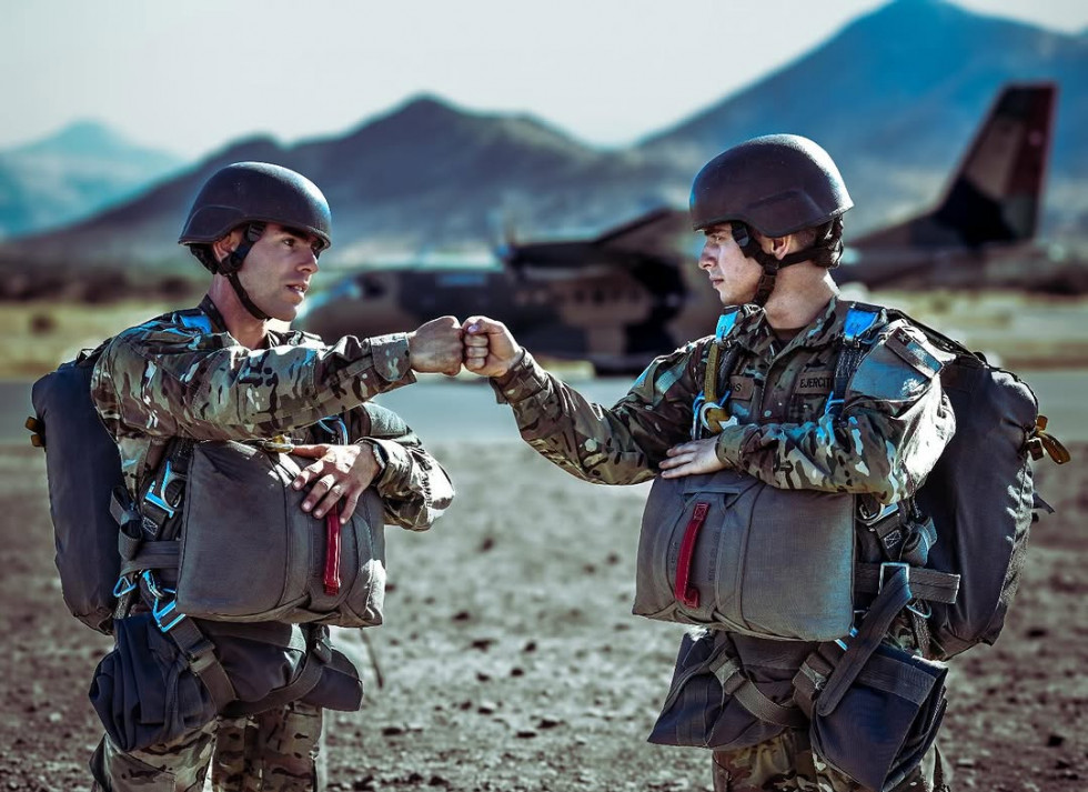 Paracaidistas con equipo de salto Firma Ejército de Chile