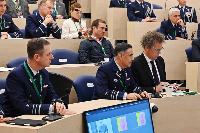Participantes en la conferencias Perspectiva del Sector Aeroespacial en Chile Firma FACh