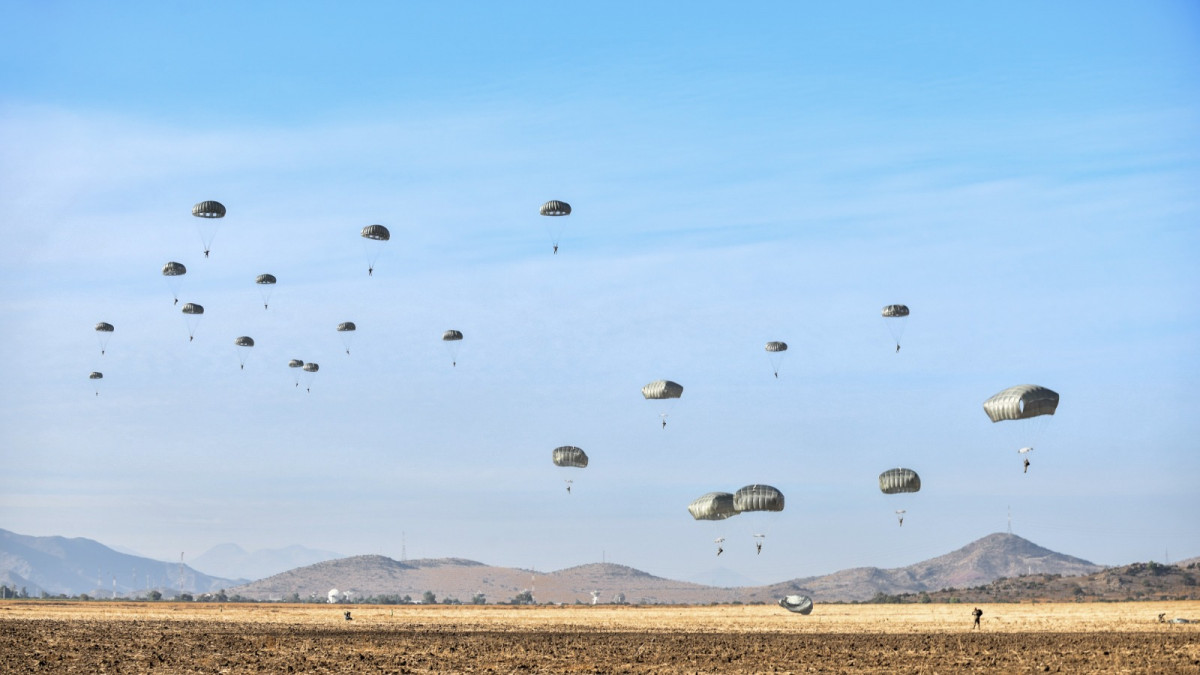 Efectivos realizando salto con paracaídas Airborne Systems T 11. Firma Ejército de Chile