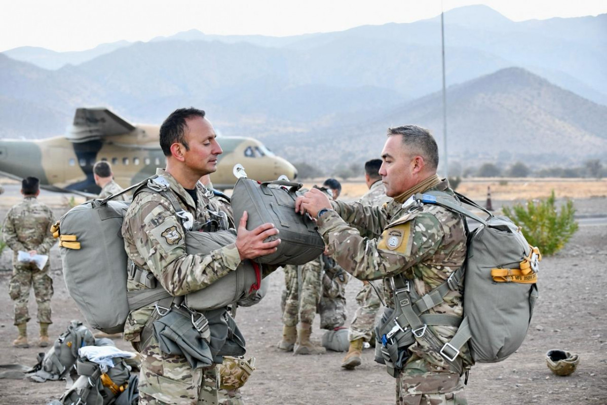 Paracaidistas revisando su equipo en el aeródromo de Peldehue antes de su lanzamiento en Pequenco. Firma Ejército de Chile