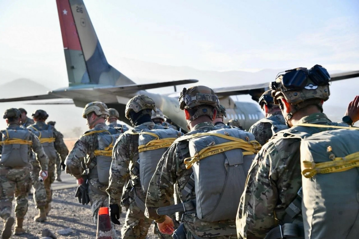 Paracaidistas abordando un avión de transporte Airbus DS CN 235 100M de la Brigada de Aviación de Ejército en el aeródromo de Peldehue. Firma Ejército de Chile