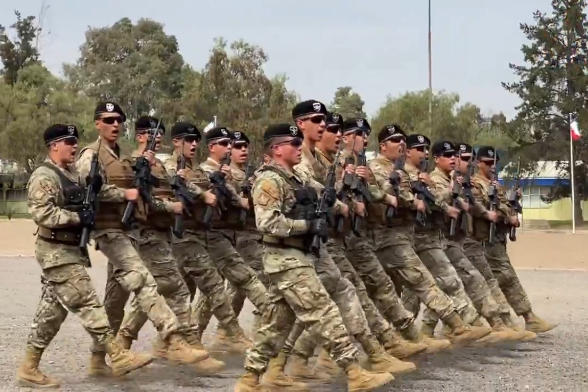 Desfile en la ceremonia del 60° aniversario de la Escuela de Paracaidistas y Fuerzas Especiales. Firma Ejército de Chile