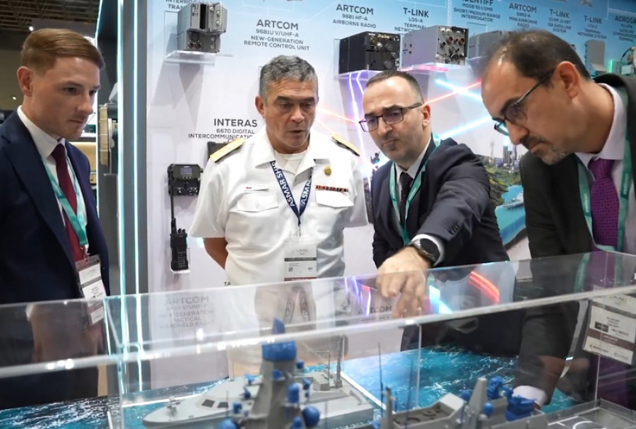 Visita al stand de Aselsan del vicealmirante Leonardo Chávez de la Armada de Chile Firma Aselsan (1)