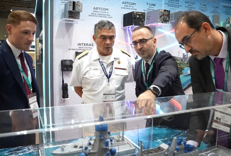 Visita al stand de Aselsan del vicealmirante Leonardo Chávez de la Armada de Chile Firma Aselsan (1)