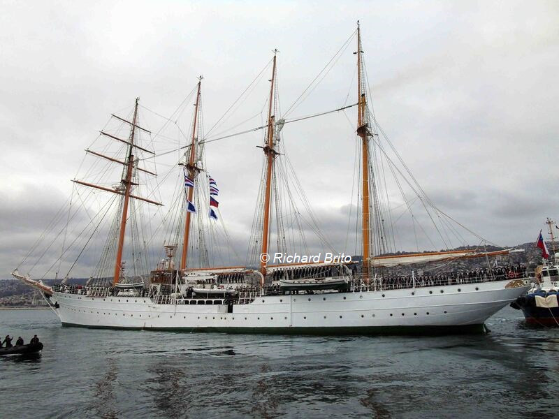 Zarpe del buque escuela BE 43 Esmeralda desde el molo de abrigo de Valparaíso en su LXIX crucero de instrucción Firma Richard Brito 002
