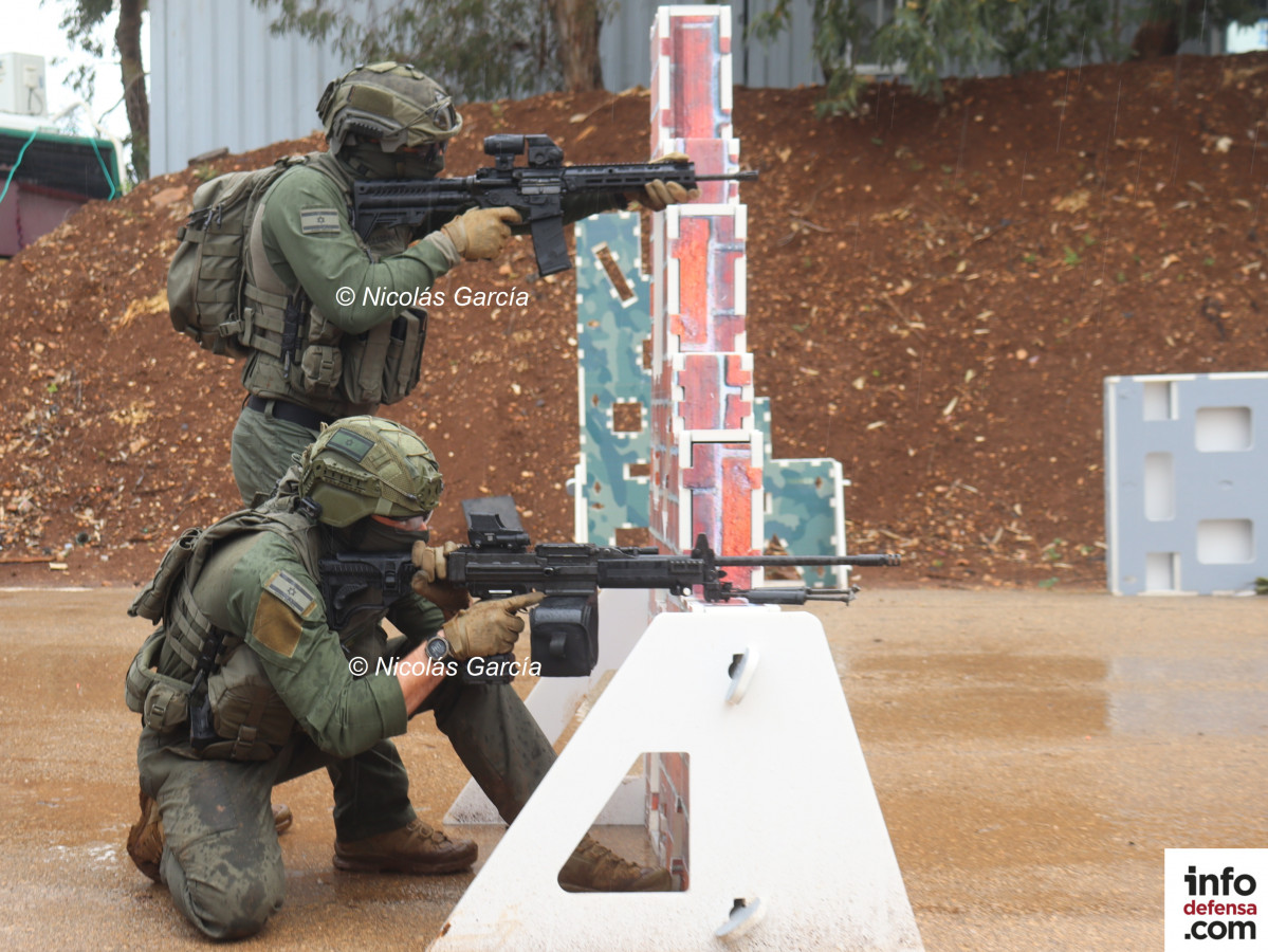 Sistema Arbel de IWI instalado en el fusil Arad 5  y en la ametralladora Negev Firma Nicolu00e1s Garcu00eda