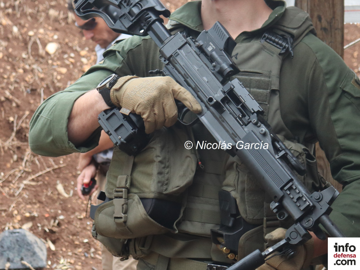 Sistema Arbel en la empuu00f1adura de una ametralladora IWI Negev Firma Nicolu00e1s Garcu00eda