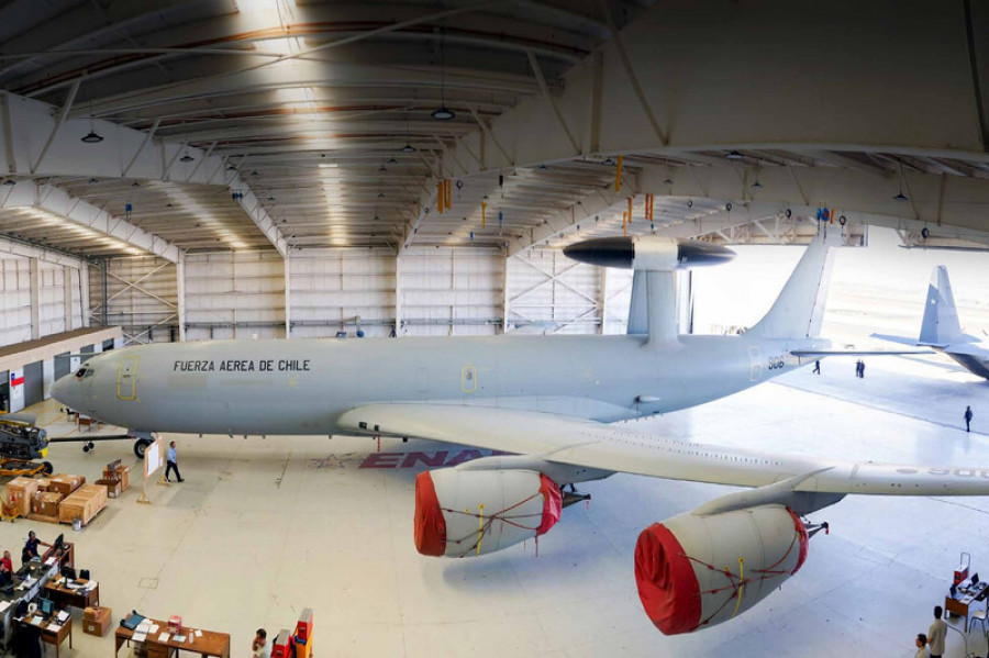 Avión de alerta temprana y control aerotransportado Boeing E 3D Sentry AEW.MK1 de la FACh en instalaciones de Enaer en Pudahuel Firma Enaer 002