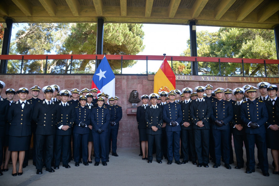 Guardiamarinas de la Armada Española y cadetes de la Escuela Naval junto al busto de Blas de Lezo Firma Armada de Chile