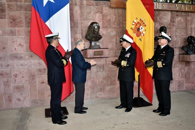 Entrega de busto de Blas de Lezo a la Escuela Naval Arturo Prat Firma Armada de Chile 002