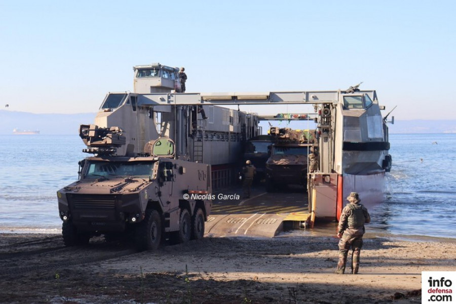 Desembarco de blindado Griffon del Ejército de Tierra de Francia en la isla Quiriquina en el marco de un ejercicio anfibio entre la Armada de Chile y el portahelicópteros Tonnerre efectuado en abril