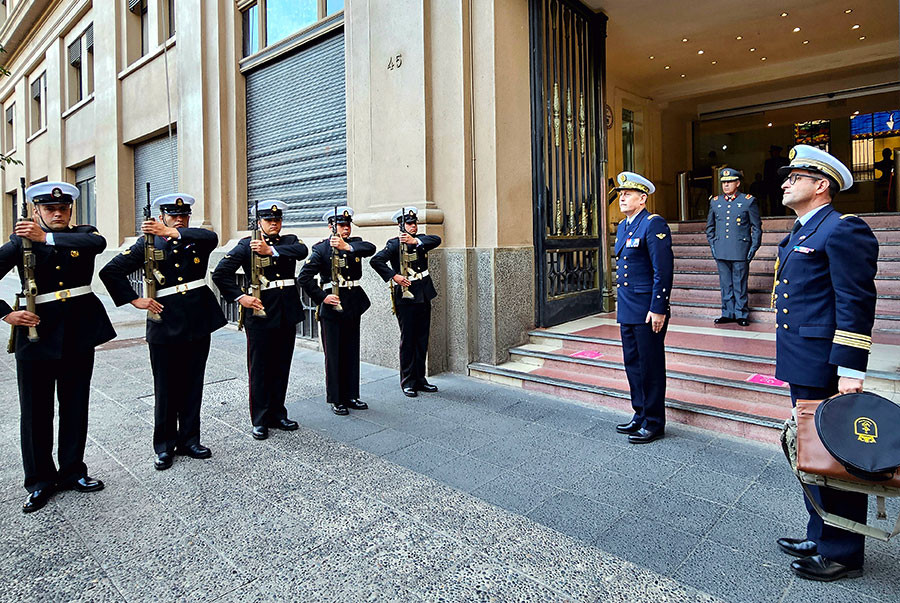 Infantes de Marina de la Armada de Chile rinden honores al vicealmirante Gamelin a su arribo al edificio del Ministerio de Defensa Nacional. Firma Estado Mayor Conjunto de Chile
