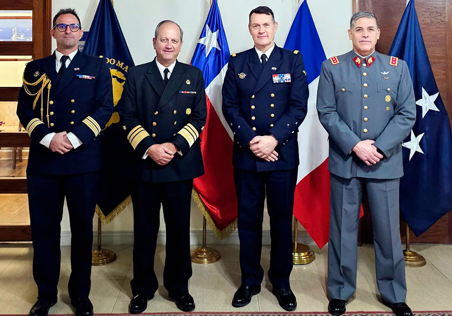 Agregado de defensa de la Embajada de Francia en Chile capitán de navío Numa Durbec vicealmirante Pablo Niemann vicealmirante Hervé Hamelin y general de división Lionel Curti. Firma Estado Mayor Conjunto de Chile