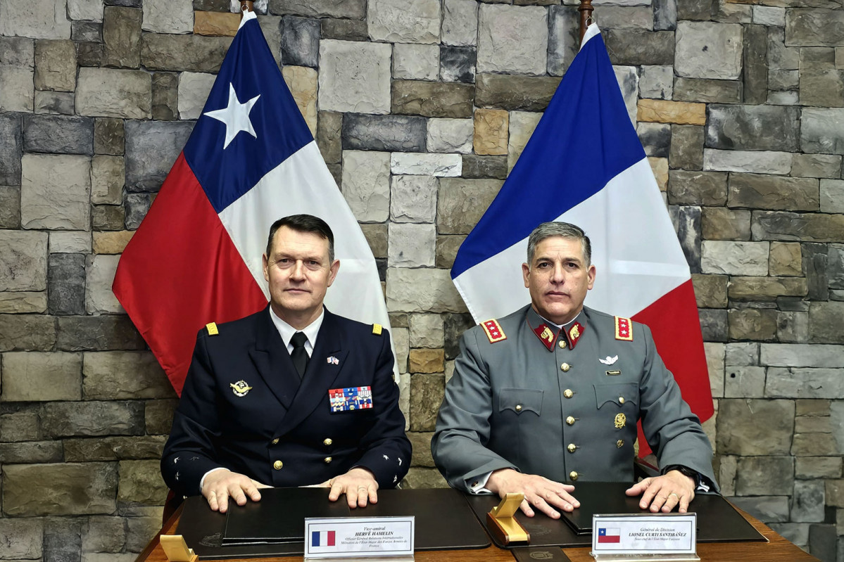 Vicealmirante Hervé Hamelin y general de brigada Lionel Curti en la firma de actas de la XIV Reunión Bilateral de los Estados Mayores Conjuntos. Firma Emco