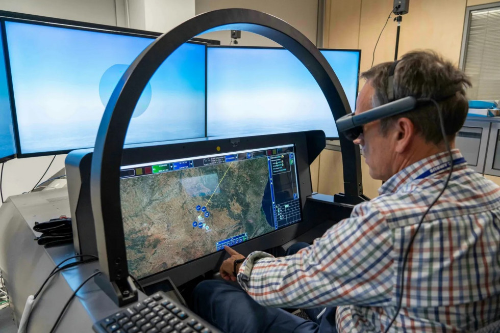 El piloto de pruebas Jjosé Ramón Asensi en una cabina d esimulación en instalaciones de Airbus en Getafe. Foto. Airbus