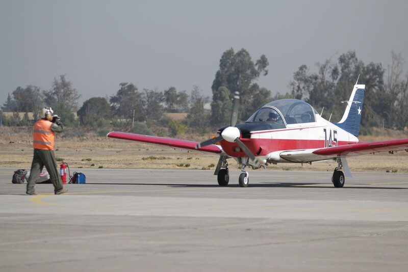 El alférez José Rojas en la losa de la base aérea El Bosque tras completar su primer vuelo solo en un T 35 Pillan Firma Escuela de Aviación Capitán Manuel Ávalos Prado de la Fuerza Aérea de Chi