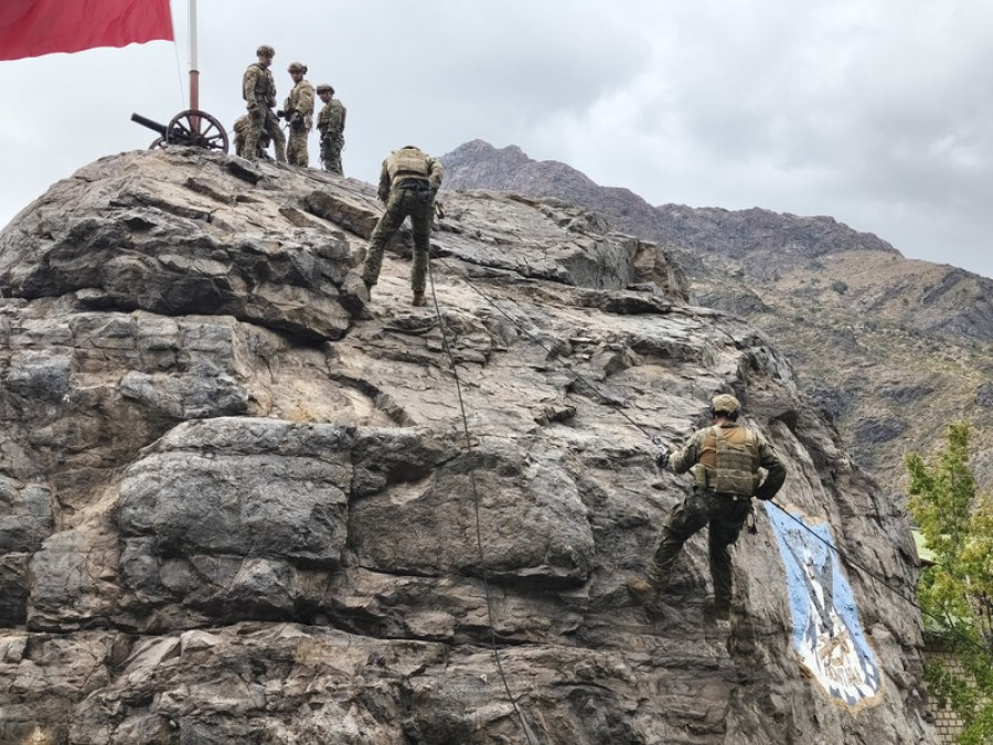 Alumnos practicando descenso en la Escuela de Montaña Firma Ejército de Chile