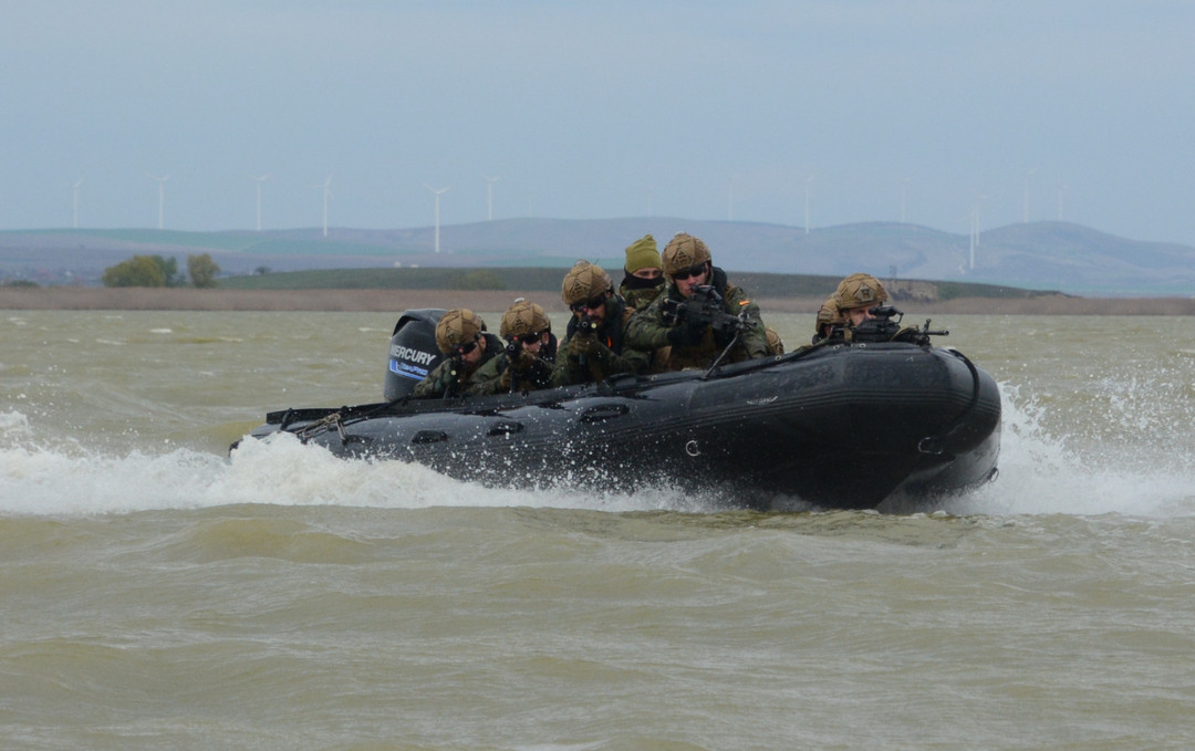 Equipo de Infantería de Marina se aproxima al punto de varada