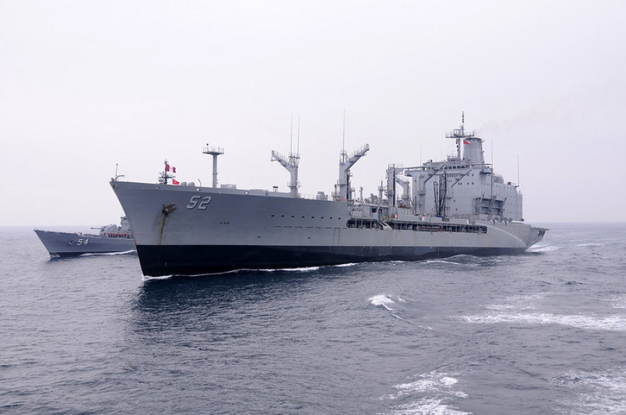 Petrolero AO 52 Almirante Montt Firma Armada de Chile