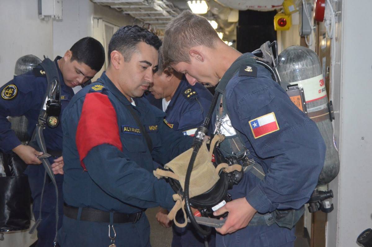 Cadetes sson instruidos en el uso de equipos de respiraciu00f3n autu00f3nomos en caso de situaciones de emergencia Firma Escuela Naval Arturo Prat de la Armada de Chile