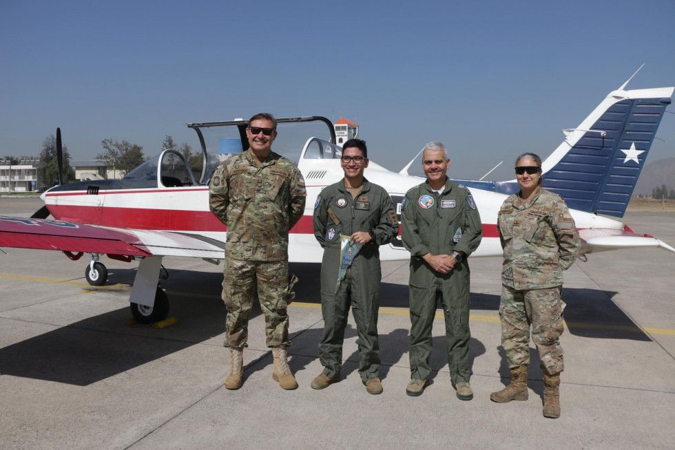 El alférez Rojas junto al teniente coronel Carlo Bertoló y el coronel Alejandro Arévalo Firma Escuela de Aviación Capitán Manuel Ávalos Prado de la Fuerza Aérea de Chile