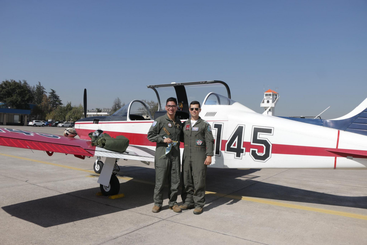 El alfu00e9rez Josu00e9 Rojas junto a uno de los instructores de vuelo Firma Escuela de Aviaciu00f3n Capitu00e1n Manuel u00c1valos Prado de la Fuerza Au00e9rea de Chile