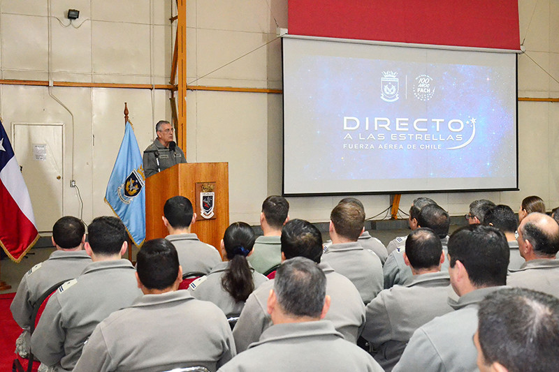 Presentación del general Rodríguez al personal de la IVª Brigada Aérea. Firma FACh