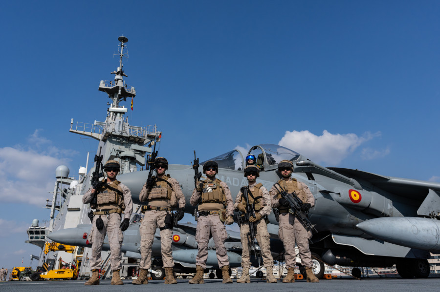 Cubierta de LHD Juan Carlos I con cazas Harrier